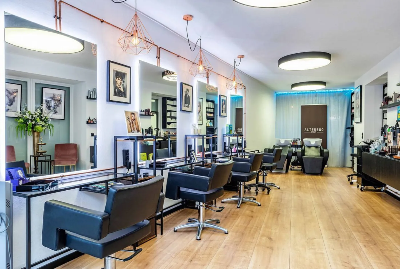 Helle Stylingplätze im Friseursalon RICCI Hair & Beauty in Köln-Rath