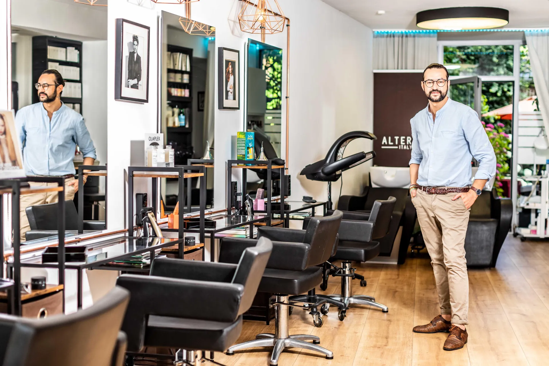 Salonbereich mit Stylingplätzen bei RICCI Hair & Beauty